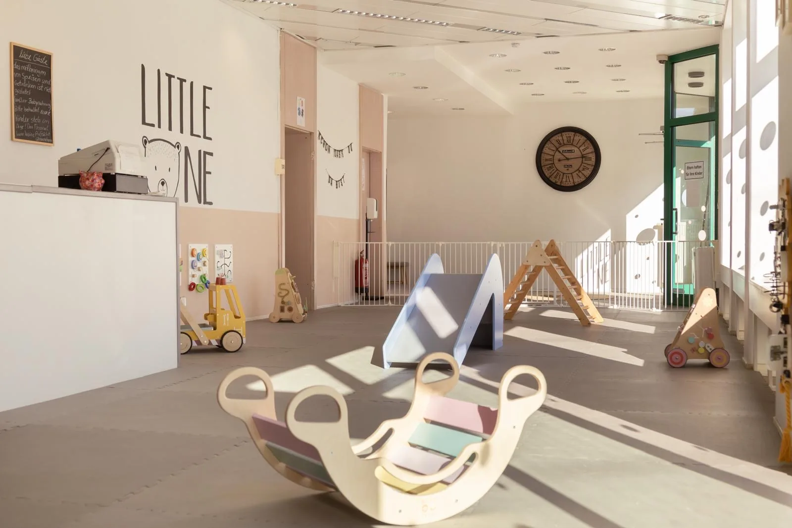 Empfang & Rutsche – LittleOne Kindercafé Schwelm